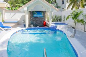 Villa La Dueña - Vista Hermosa Luxury Retreat, 5BR Villa with Pool, Swim-Up Bar, Jacuzzi, Chefs Kitchen, Fast Wi-Fi, Full AC, EV Charger and Solar Power, Ideal for Families & Groups