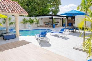 Villa La Dueña - Vista Hermosa Luxury Retreat, 5BR Villa with Pool, Swim-Up Bar, Jacuzzi, Chefs Kitchen, Fast Wi-Fi, Full AC, EV Charger and Solar Power, Ideal for Families & Groups
