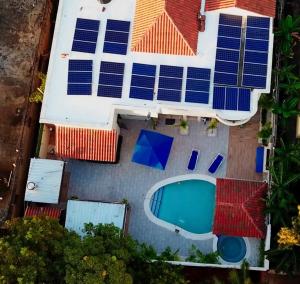 Villa La Dueña - Vista Hermosa Luxury Retreat, 5BR Villa with Pool, Swim-Up Bar, Jacuzzi, Chefs Kitchen, Fast Wi-Fi, Full AC, EV Charger and Solar Power, Ideal for Families & Groups