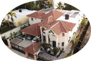 Villa La Dueña - Vista Hermosa Luxury Retreat, 5BR Villa with Pool, Swim-Up Bar, Jacuzzi, Chefs Kitchen, Fast Wi-Fi, Full AC, EV Charger and Solar Power, Ideal for Families & Groups