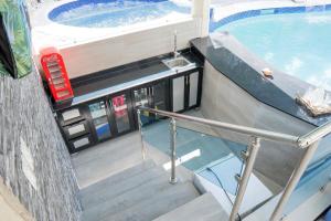 Villa La Dueña - Vista Hermosa Luxury Retreat, 5BR Villa with Pool, Swim-Up Bar, Jacuzzi, Chefs Kitchen, Fast Wi-Fi, Full AC, EV Charger and Solar Power, Ideal for Families & Groups