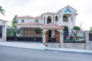 Villa La Dueña - Vista Hermosa Luxury Retreat, 5BR Villa with Pool, Swim-Up Bar, Jacuzzi, Chefs Kitchen, Fast Wi-Fi, Full AC, EV Charger and Solar Power, Ideal for Families & Groups