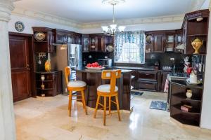 Villa La Dueña - Vista Hermosa Luxury Retreat, 5BR Villa with Pool, Swim-Up Bar, Jacuzzi, Chefs Kitchen, Fast Wi-Fi, Full AC, EV Charger and Solar Power, Ideal for Families & Groups