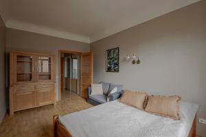 Sunny Apartment in the Art Nouveau District with Balcony