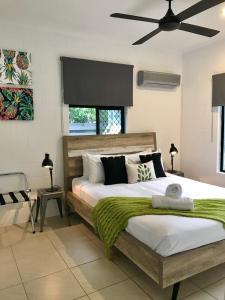 Sandy Feet Retreat - 50m from Four Mile Beach