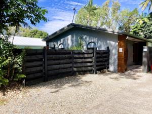 Sandy Feet Retreat - 50m from Four Mile Beach