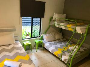 Sandy Feet Retreat - 50m from Four Mile Beach