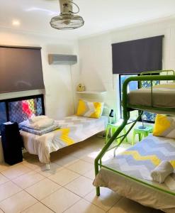 Sandy Feet Retreat - 50m from Four Mile Beach