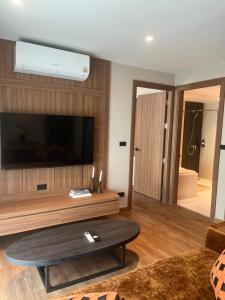 Spacious Bedroom- 2 mins from Train Station