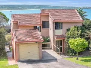 Waves on Winnunga - Broadwater