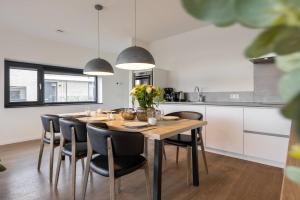Hello Zeeland - Water villa Veerse Wende with fully fenced terrace