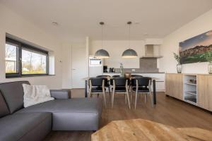 Hello Zeeland - Water villa Veerse Wende with fully fenced terrace