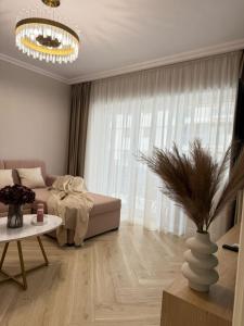 Modern & Glam Apartments Evergreen Towers Underground Parking