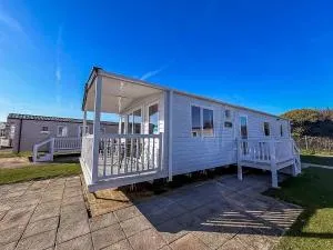 Beautiful 8 Berth Caravan With Decking At Hopton Holiday Village Ref 80016W - فريتون نورفولك