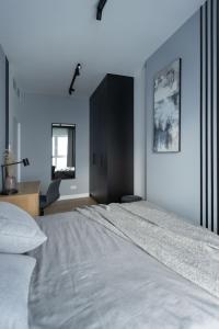 Warsaw Wola Premium Apartment by Evibell