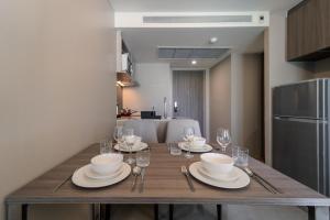 Luxury 2BR with Sky Pool & Gym Near BTS Thong lo