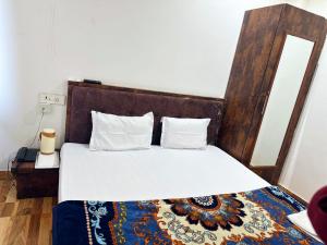 Laxmi Residency ! nearby Prem mandir & ISCKON temple - Best in location! close toMain Attractions, Standard rooms