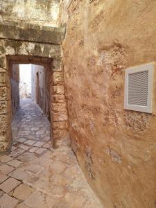 Vico Farinella 12 Small Room