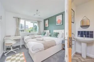 Beautiful Apartment in City Centre with Free Parking, Balcony, Self-Check-In, Fast Wifi and Smart TVs by Yoko Property - 考文垂