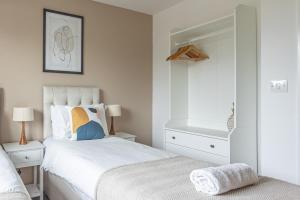 Beautiful Apartment in City Centre with Free Parking, Balcony, Work Desk, Self-Check-In, Fast Wifi and Smart TVs by Yoko Property