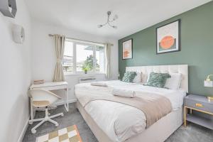 Beautiful Apartment in City Centre with Free Parking, Balcony, Work Desk, Self-Check-In, Fast Wifi and Smart TVs by Yoko Property