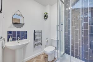 Beautiful Apartment in City Centre with Free Parking, Balcony, Work Desk, Self-Check-In, Fast Wifi and Smart TVs by Yoko Property