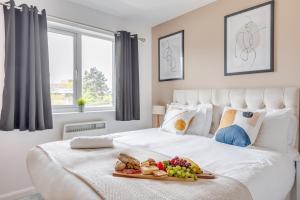 Beautiful Apartment in City Centre with Free Parking, Balcony, Work Desk, Self-Check-In, Fast Wifi and Smart TVs by Yoko Property