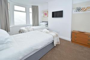 Broad House - By Sigma Stays