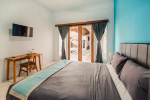 Greek House - Room with Desk, Shared Pool and Kitchen 1