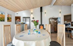 3 Bedroom Stunning Home In Stege