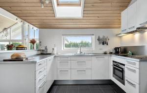 3 Bedroom Stunning Home In Stege