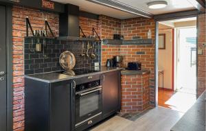 Gorgeous Home In Kverva With Wifi