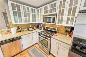 Stylish Notre Dame Condo - Sleeps 6 condo
