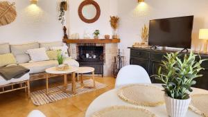 La Casita Denia, charming 2BR Townhouse with shared Pool, 1km to Beach