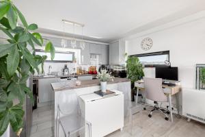 Sunny Penthouse Apartment