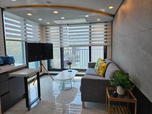 Hwagok Station - Two room, Sunshine