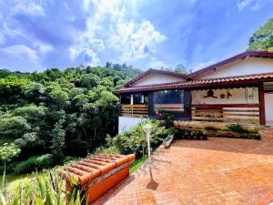 Casa Chalé Canto da Viola - آراساريغواما