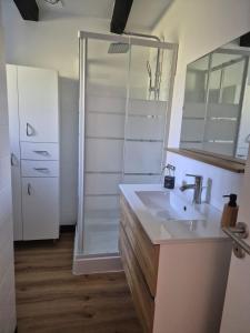 Maisons de vacances Charmante maison, entiere au calme, sud avec jardin : photos des chambres