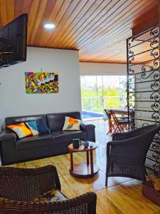 Casa com piscina vista mar 4 minutos da praia