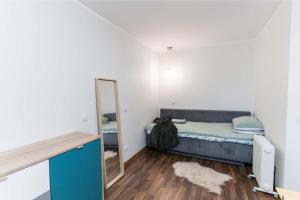 Cozy Studio on Veerenni St, garden views.