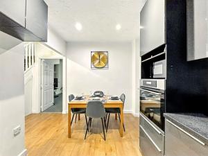 Leicester Oakwood House 6 Bed-Sleeps 11-Private Garden-Free Parking