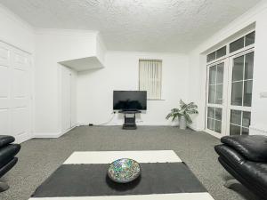 Leicester Oakwood House 6 Bed-Sleeps 11-Private Garden-Free Parking