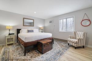 Deluxe King Room room in East Shore Lodging
