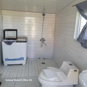 Small house by the lake - Khyaktil