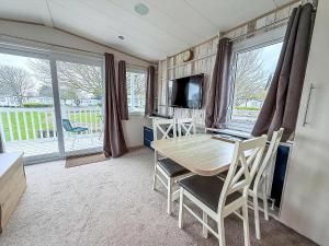 Brilliant 6 Berth Caravan For Hire At Haven Hopton In Norfolk Ref 80039G