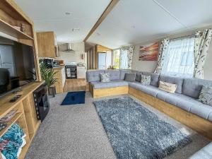 Beautiful 6 Berth Caravan With Decking In Norfolk Ref 89001Mv