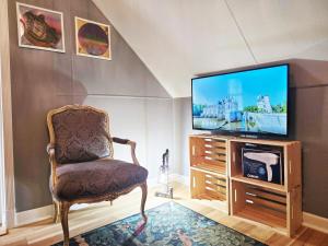 Charming Downtown Apartment in Victorian Home with Mountain Views