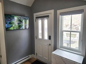 Charming Downtown Apartment in Victorian Home with Mountain Views