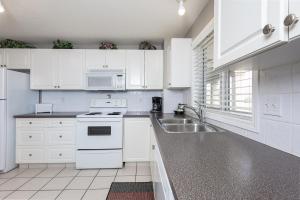 Paradise Canyon Golf Resort - Signature Walkout Condo 380