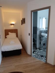 Hotels Hotel du Chateau : Chambre Triple